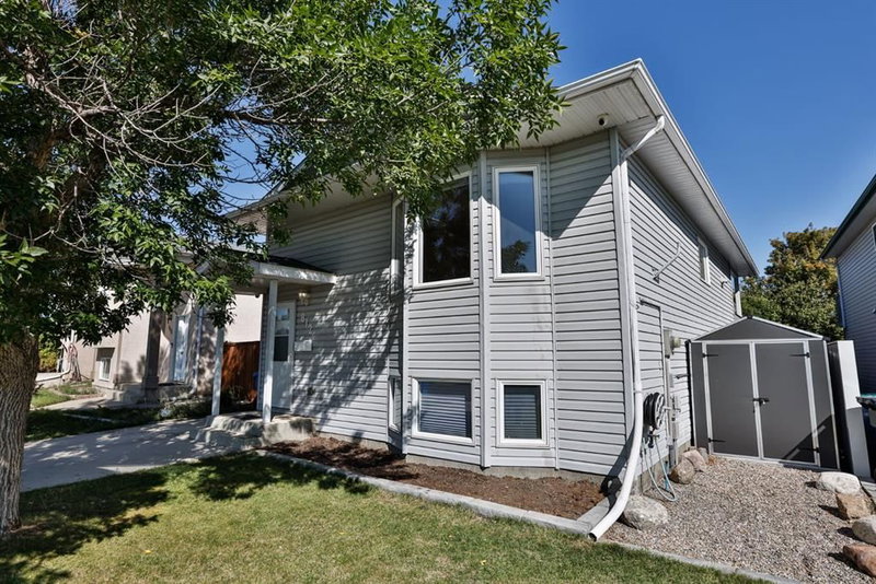 812 Red Crow Boulevard W