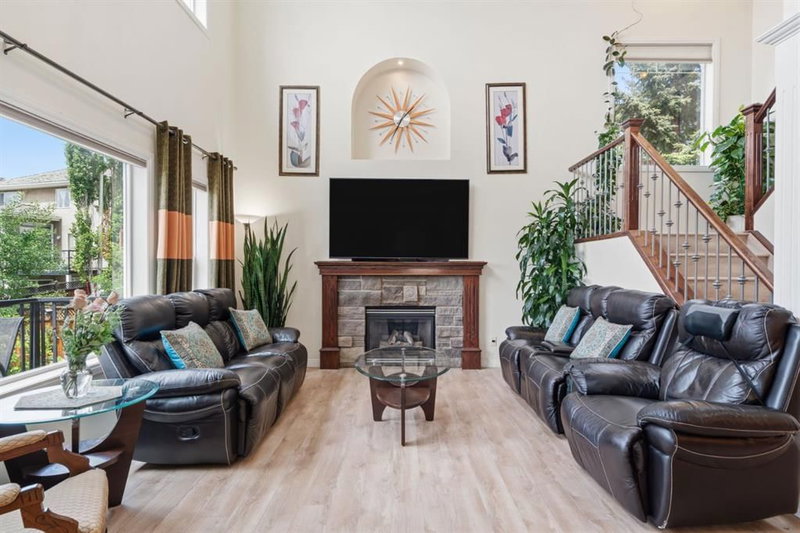 21 Royal Ridge Hill NW, Royal Oak — photo 3