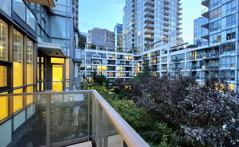 301, 51 Waterfront Mews SW, Chinatown — interior photo 5