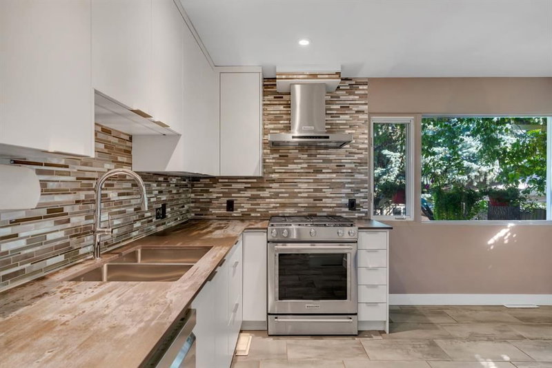 212 Blackthorn Road NW
