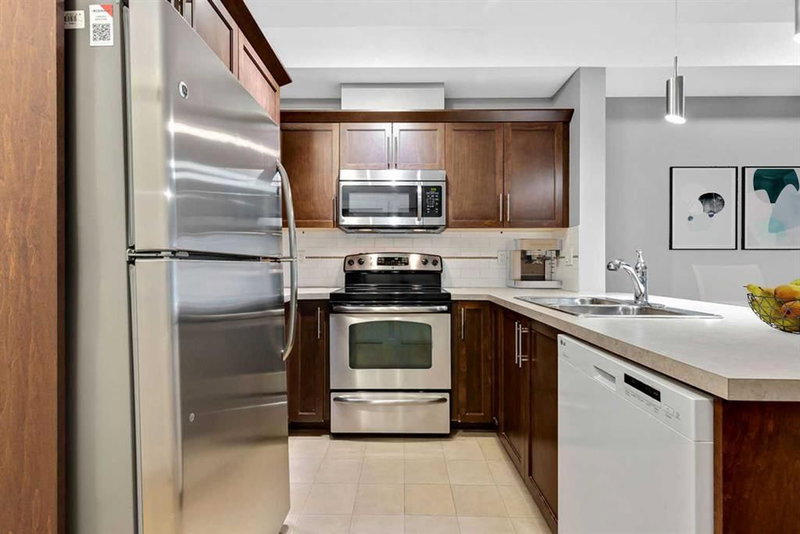 111 - 20 Royal Oak Plaza NW
