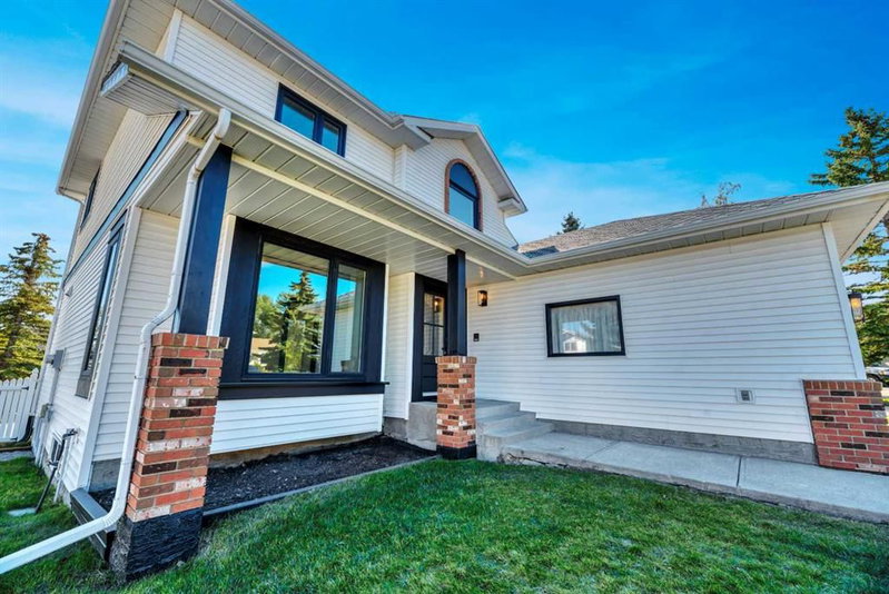 238 Hawktree Bay NW