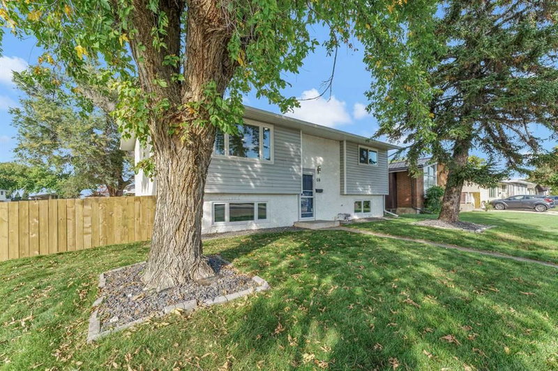 60 Gray Crescent NW