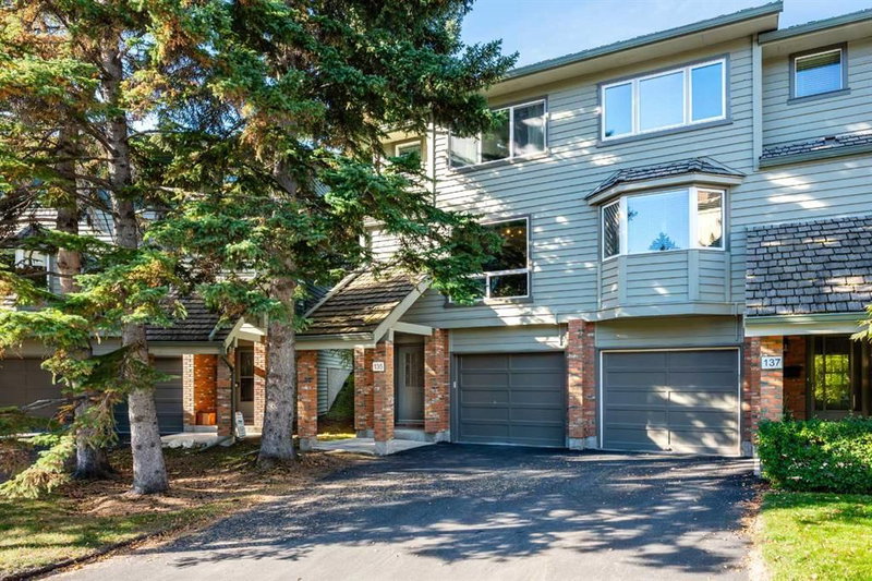 135 Point Drive NW