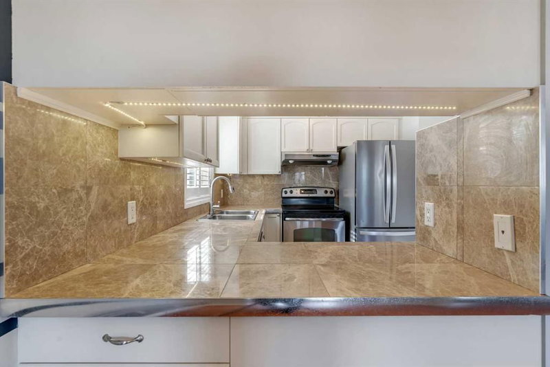 1205 Signal Hill Green SW, Calgary — listing photo 7