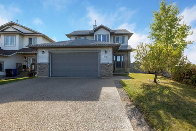 101 Red Lily Gate