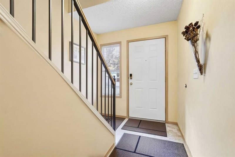 58 Country Hills Villas NW