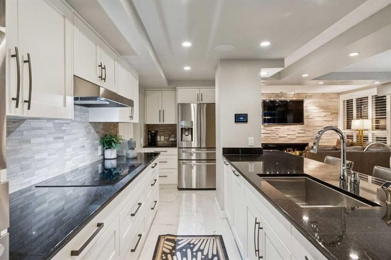 8203, 400 Eau Claire Avenue SW, Eau Claire — interior photo