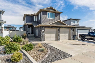 8 Hamptons Crescent