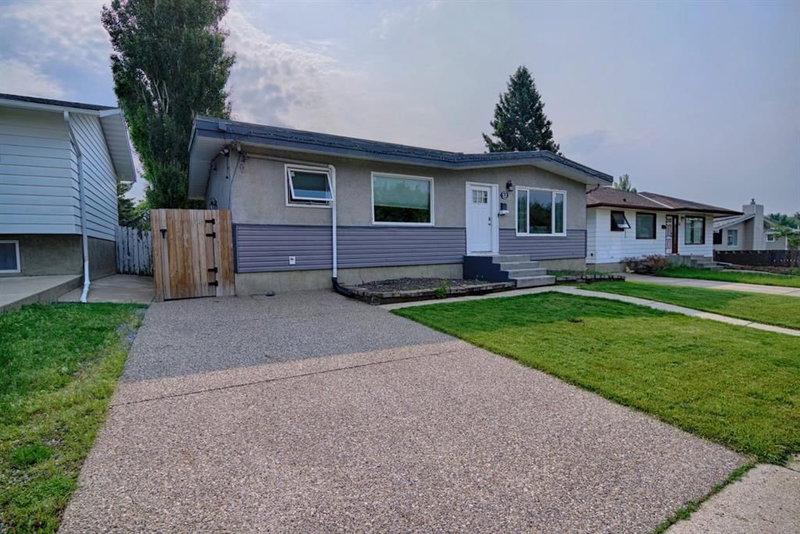 32 Lemoyne Crescent W