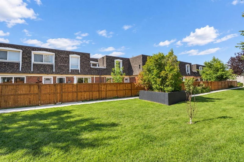 152 - 330 Canterbury Drive SW