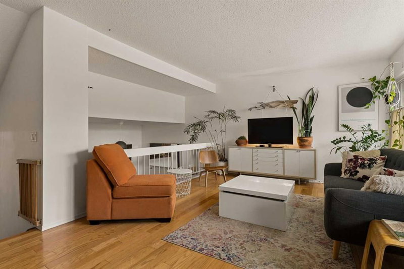 118 Brae Glen Lane SW, Braeside — interior photo