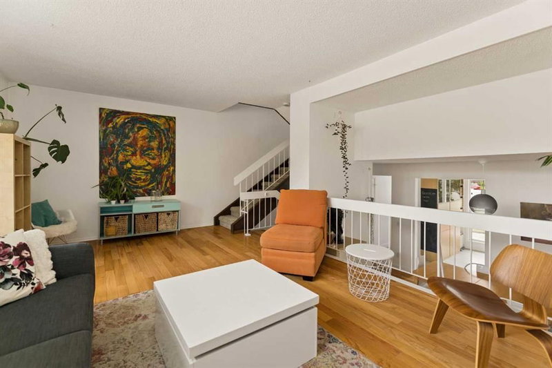 118 Brae Glen Lane SW, Braeside — interior photo 5