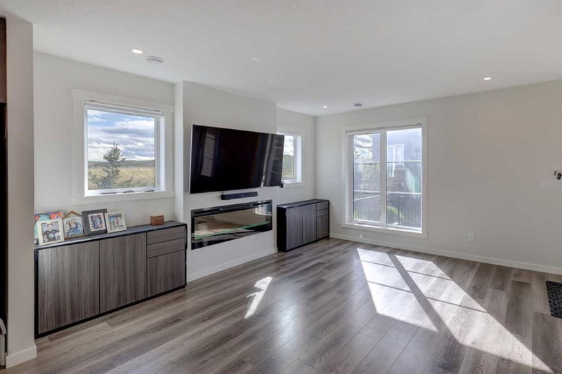 319 - 260 Rowley Way NW