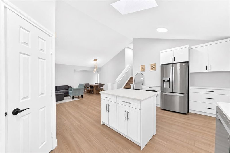 315 Appleglen Place SE, Applewood Park — interior photo
