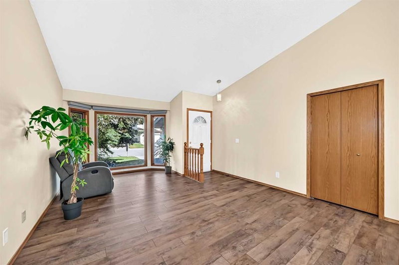 144 Hawkdale Close NW, Hawkwood — interior photo 5