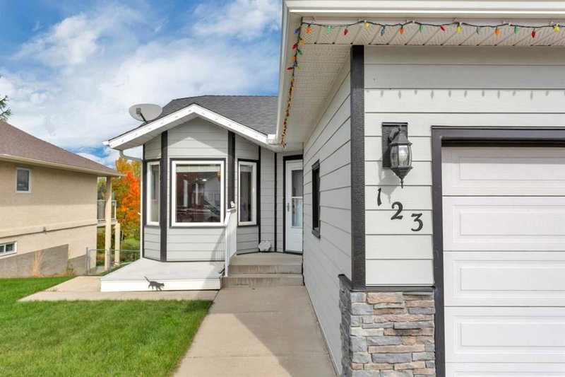 123 Riverview Circle