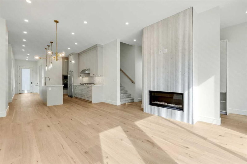 1906 5 Street NE