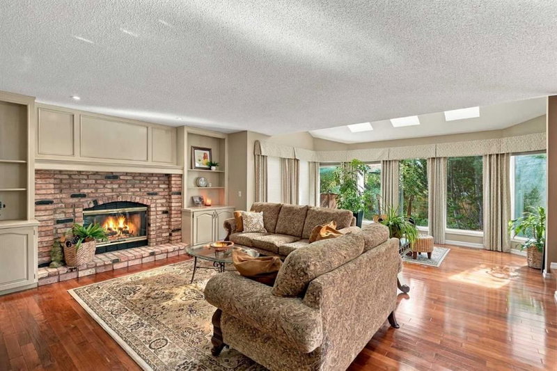 21 Mt Robson Close SE, McKenzie Lake — interior photo
