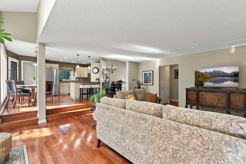 21 Mt Robson Close SE, McKenzie Lake — interior photo 6