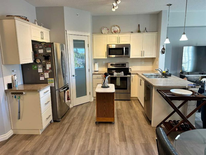 421 - 6 Michener Boulevard