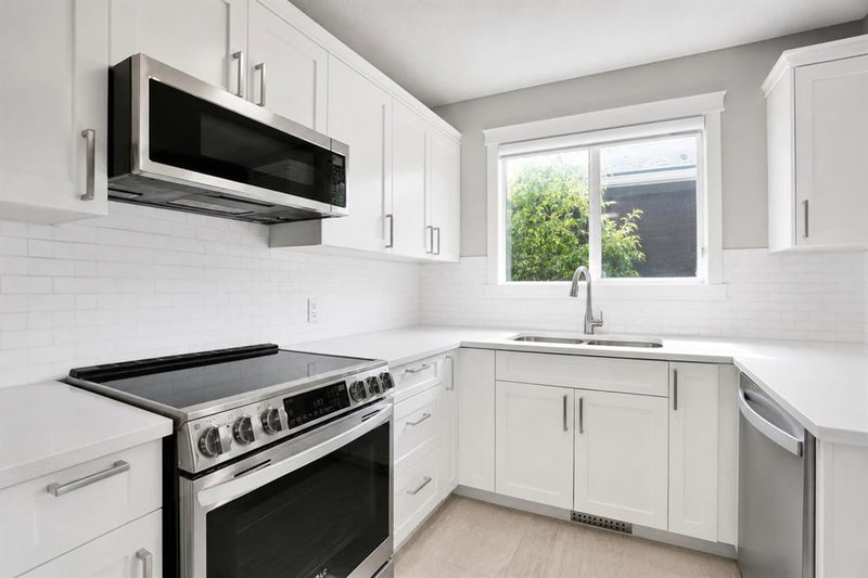 115 Abingdon Crescent NE, Abbeydale — interior photo