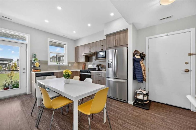204 - 235 Redstone Walk NE