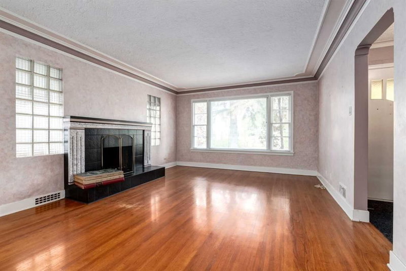 827 17 Avenue NW, Mount Pleasant — interior photo