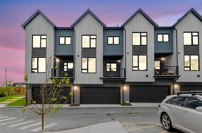 327 - 85 sage hill Heights NW