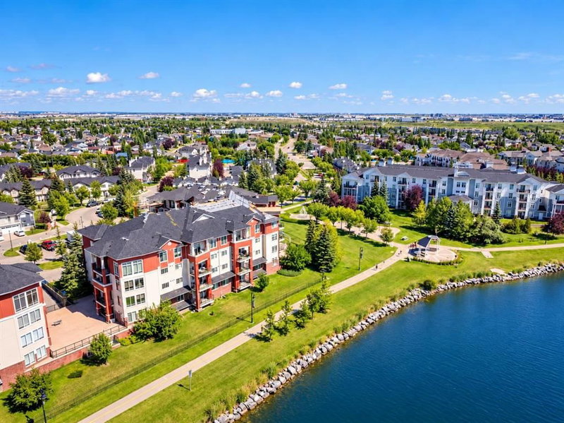 110 - 162 Country Village Circle NE