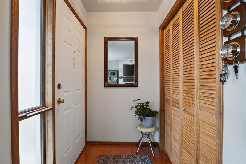 302 Mt Mckenzie Gardens SE, McKenzie Lake — interior photo