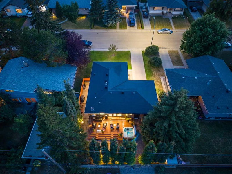 20 Gainsborough Drive SW — listing photo
