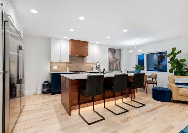 20 Gainsborough Drive SW, Glamorgan — interior photo