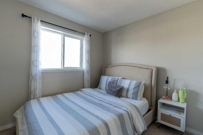 99 Hillcrest Close SW, Hillcrest — interior photo 6