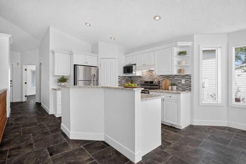 113 Mt Douglas Villas SE, McKenzie Lake — interior photo 6