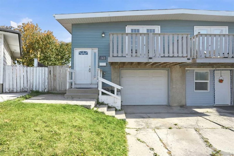 203 Penbrooke Close SE