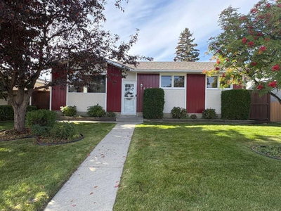 1623 Rouleau Crescent SE