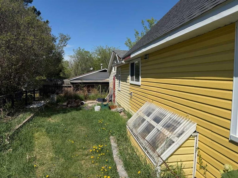 3922A 46 Street