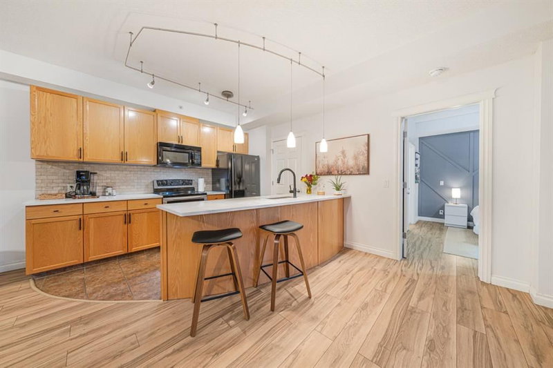 204 - 990 centre Avenue NE