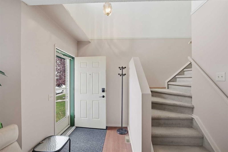 37 Appleside Close SE, Applewood Park — interior photo 5