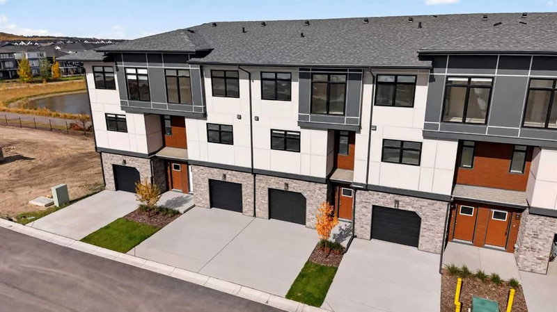 705 - 30 Creekside Villas SW
