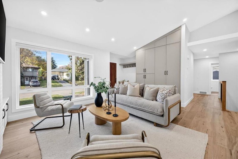 60 Governor Drive SW, Glamorgan — interior photo