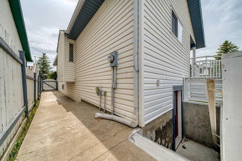 119 Applemont Close SE — listing photo