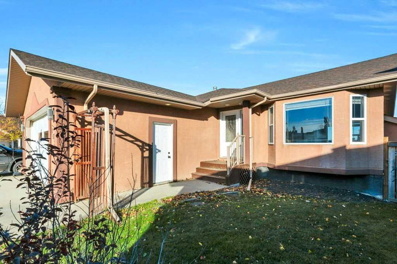 105 Pondside Crescent