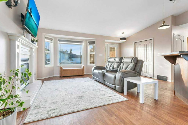 105 Pondside Crescent