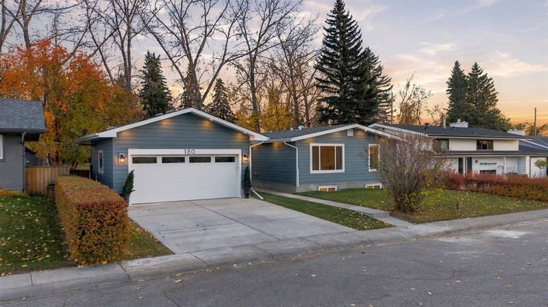 180 Maple Court Crescent SE