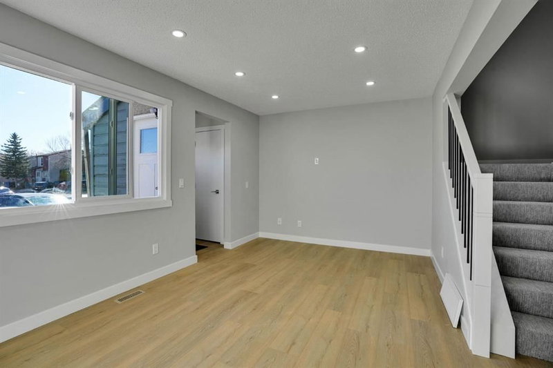 99 Penworth Close SE, Penbrooke Meadows — interior photo 6