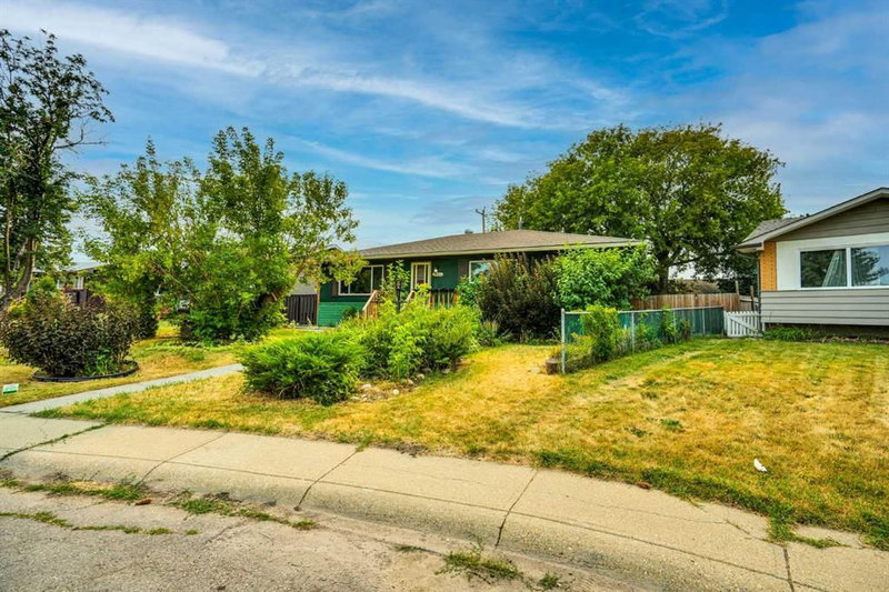 5404 Valentine Crescent SE, Penbrooke Meadows — interior photo