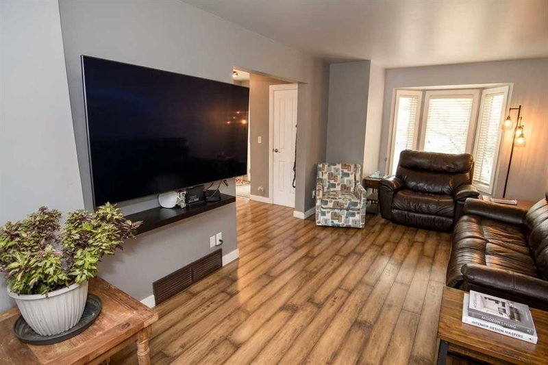 100 Coach Manor Rise SW