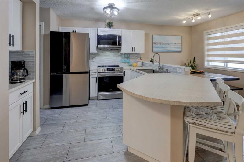 175 Royal Oak Gardens NW, Royal Oak — interior photo